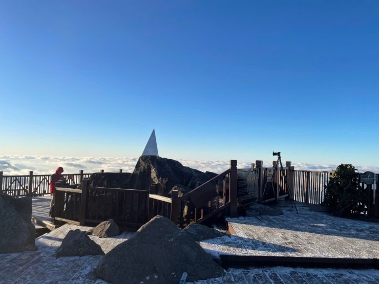 Du khách trải nghiệm không khí Giáng sinh đặc biệt tại thành phố trên mây Sa Pa.