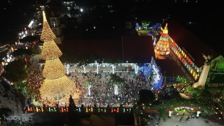 Toàn cảnh cây thông nón lá khổng lồ tại nhà thờ Hà Phát nhìn từ trên cao