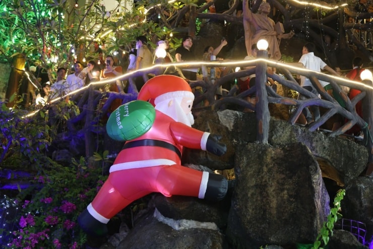 Mô hình Ông già Noel leo tường gây thích thú cho du khách nhỏ tuổi