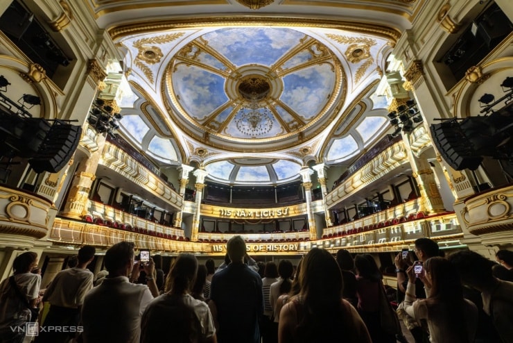 Màn trình diễn ánh sáng tại khán phòng Nhà hát Lớn