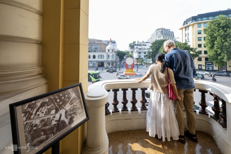 Tầm nhìn từ ban công Nhà hát Lớn ra Quảng trường Cách mạng Tháng Tám