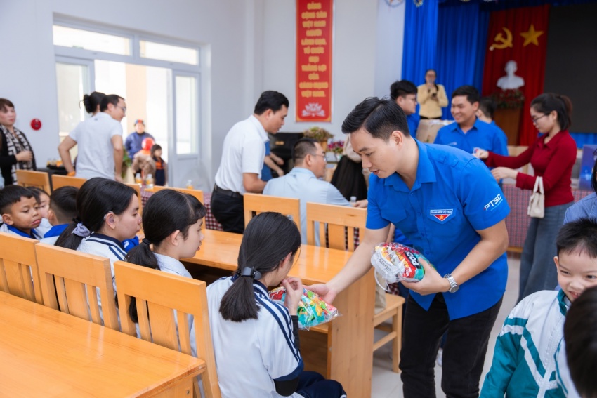 PTSC Marine và hành trình “Trao gửi yêu thương - Ươm mầm tri thức” PTSC Marine và hành trình “Trao gửi yêu thương - Ươm mầm tri thức”