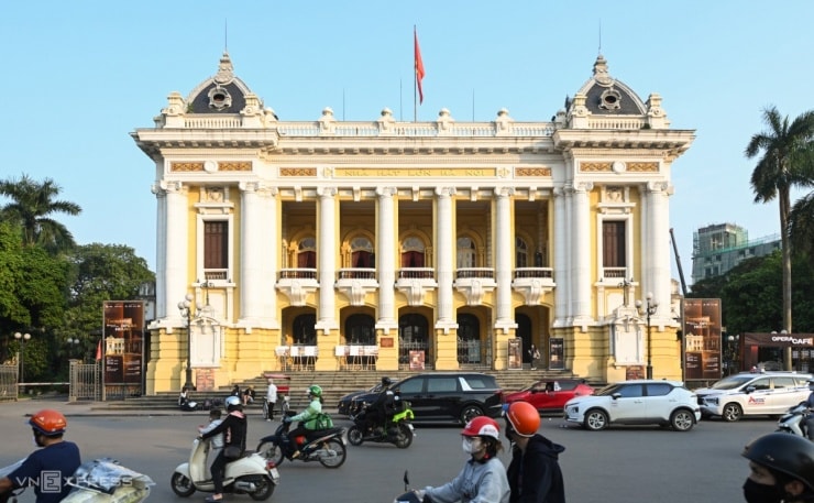 Không gian bên trong Nhà hát Lớn Hà Nội rực rỡ ánh sáng trước kỳ trùng tu