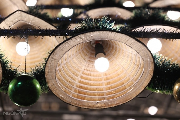 Chi tiết nón lá được lắp đèn và trang trí quả châu rực rỡ