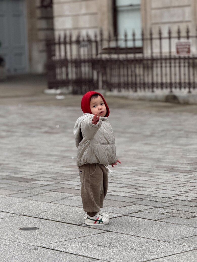 Siêu mẫu Hà Anh lên đồ cực đáng yêu cho quý tử đi tham quan quê nội.