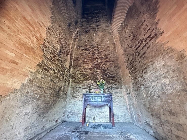 Không gian bên trong tháp cổ Chót Mạt khá đơn giản và tĩnh mịch.