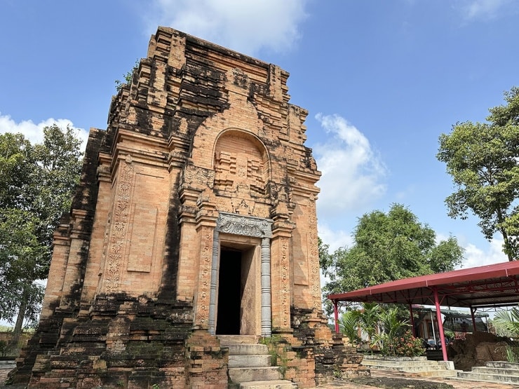 Phần đỉnh tháp bị khuyết thiếu, nguồn gốc của tên gọi Chót Mạt.