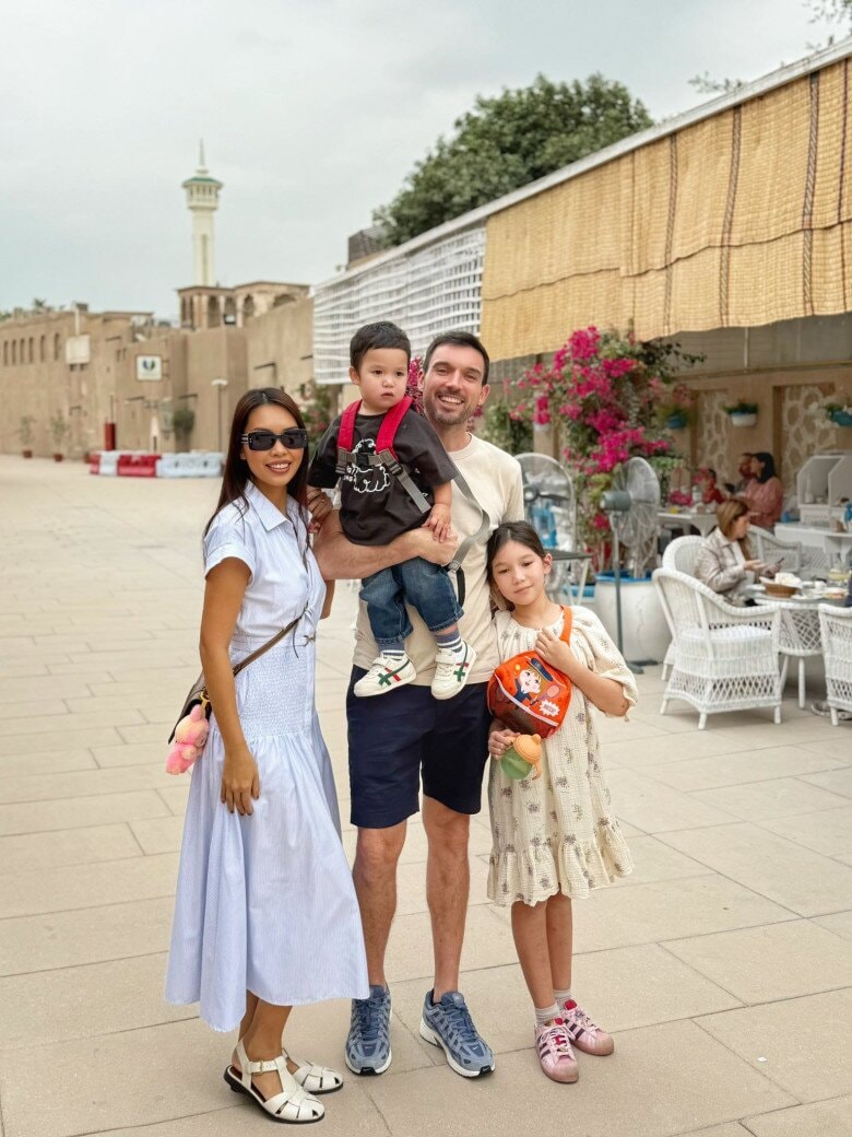 Gia đình hạnh phúc đủ nếp đủ tẻ của Hà Anh và chồng người Anh.