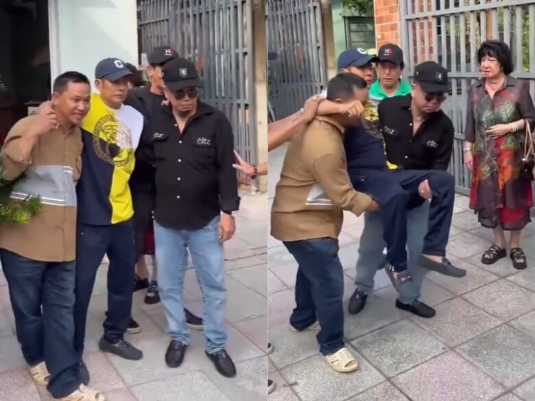 Nam nghệ sĩ đi lại khó khăn, phải nhờ sự giúp đỡ của các đồng nghiệp.