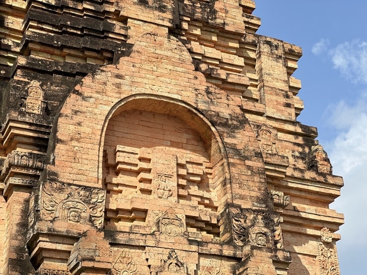 Các bức phù điêu chạm khắc nổi trên mặt tường ngoài của tháp.