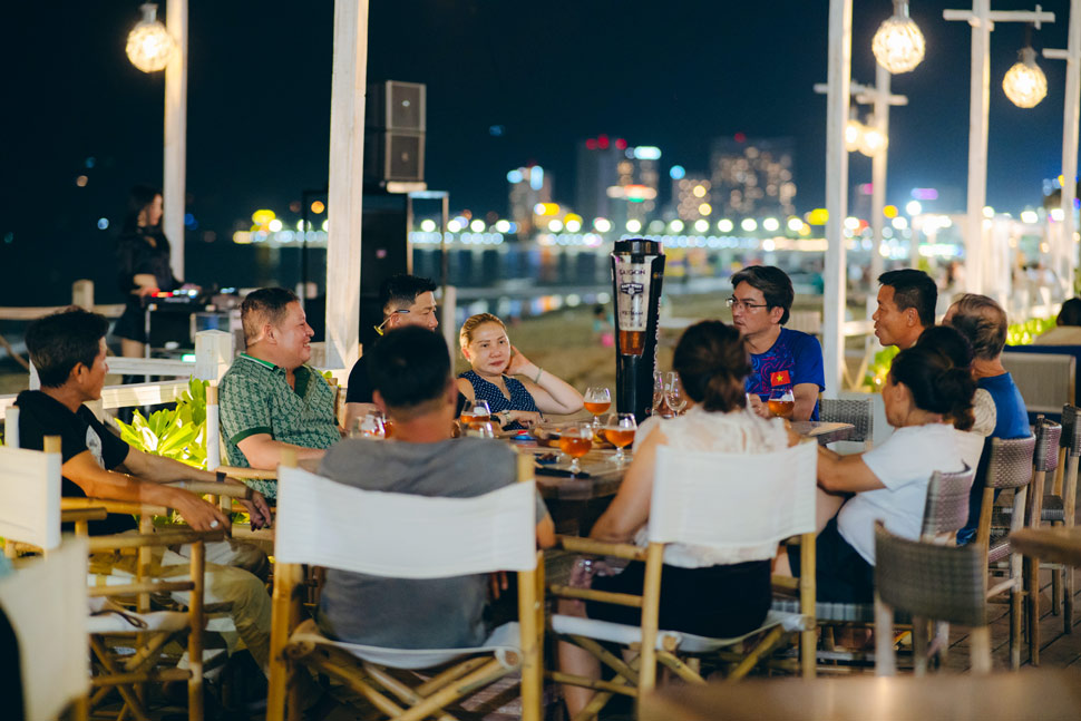 Du khách thưởng thức bia thủ công bên bãi biển Quy Nhơn. Ảnh: Hoài Phương