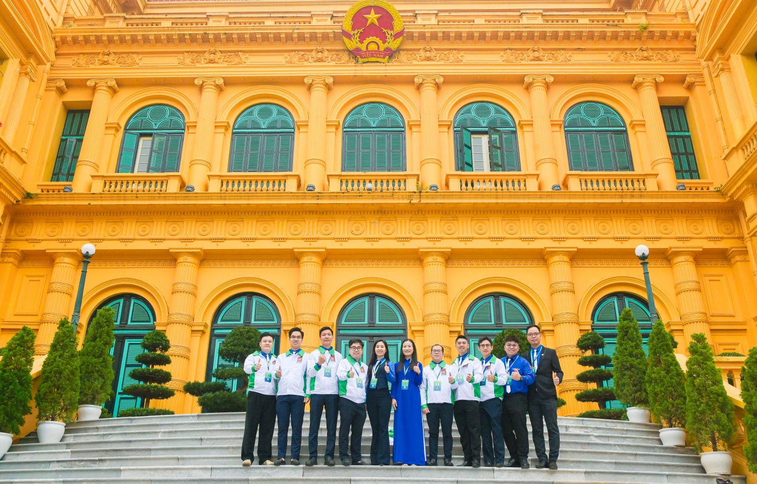 Đoàn đại biểu dự Đại hội Đoàn Thanh niên Chính phủ lần thứ I báo công dâng Bác Đoàn đại biểu dự Đại hội Đoàn Thanh niên Chính phủ lần thứ I báo công dâng Bác