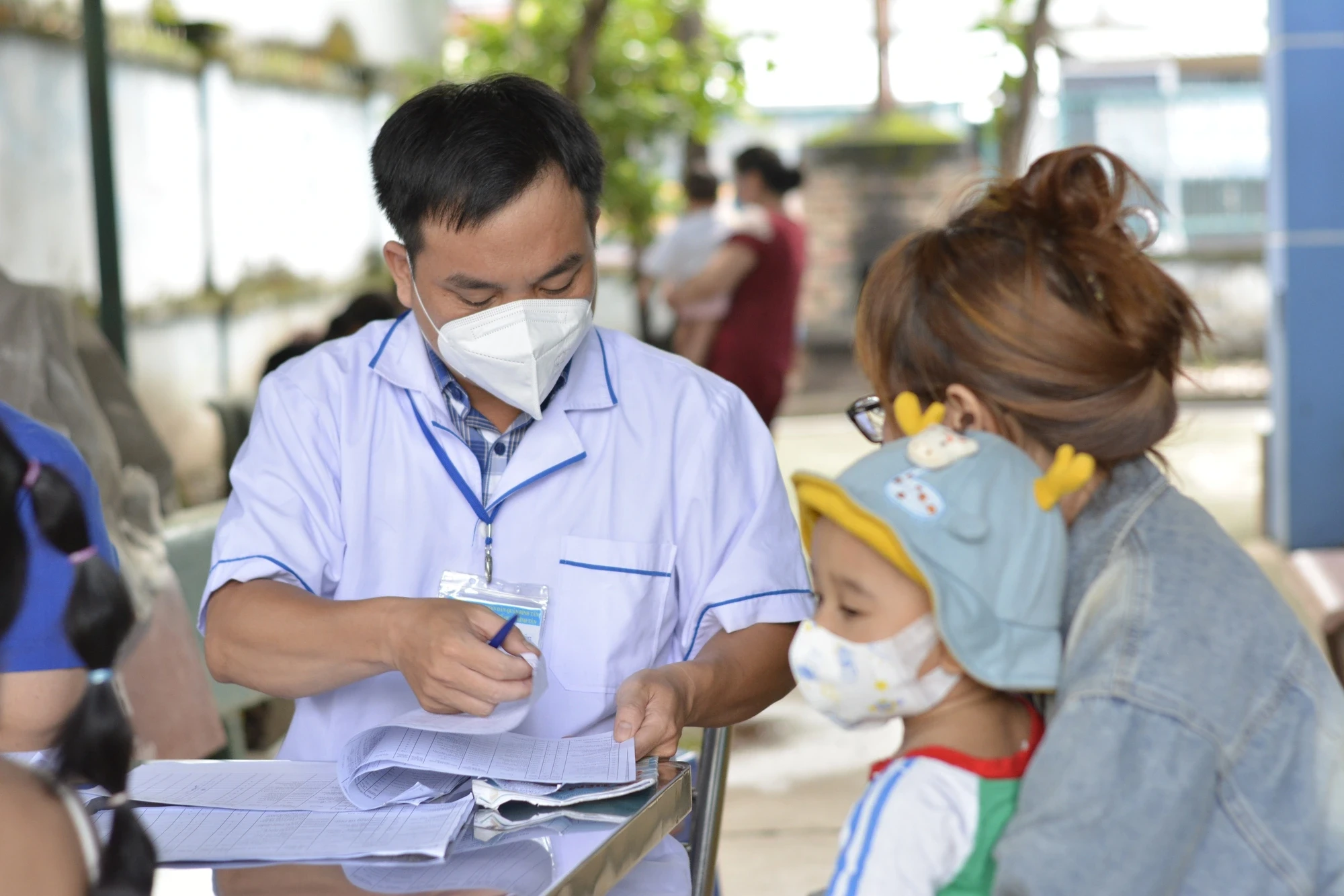 Người dân khám sức khỏe tại trạm y tế. Ảnh: Du Yen