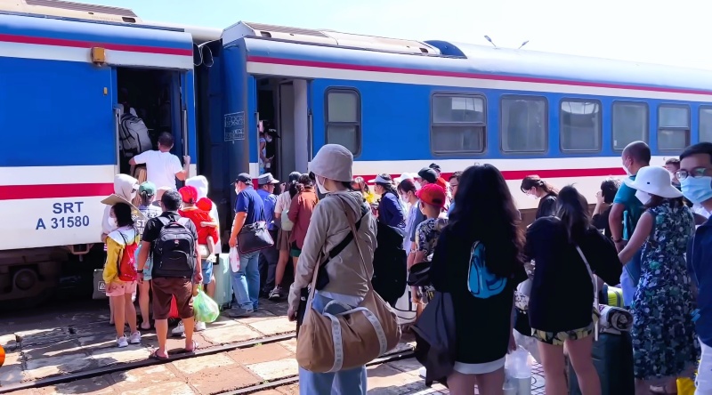 Ngoài nỗi lo giá vé tàu, xe tăng cao, công nhân xa quê còn đối diện với tình trạng bị nhồi nhét, quá tải mỗi dịp Tết. Ảnh: Nguyễn Hoàng