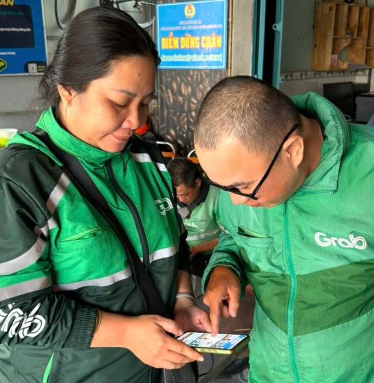 Người lao động hồ hởi mua hàng Chợ Tết Công đoàn trực tuyến