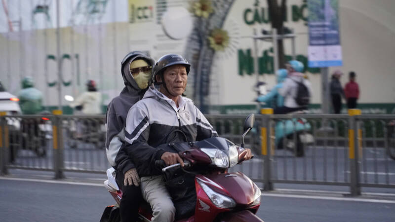 Người dân TPHCM phải mặc ấm hơn khi di chuyển ngoài trời. Ảnh: Lê Tâm