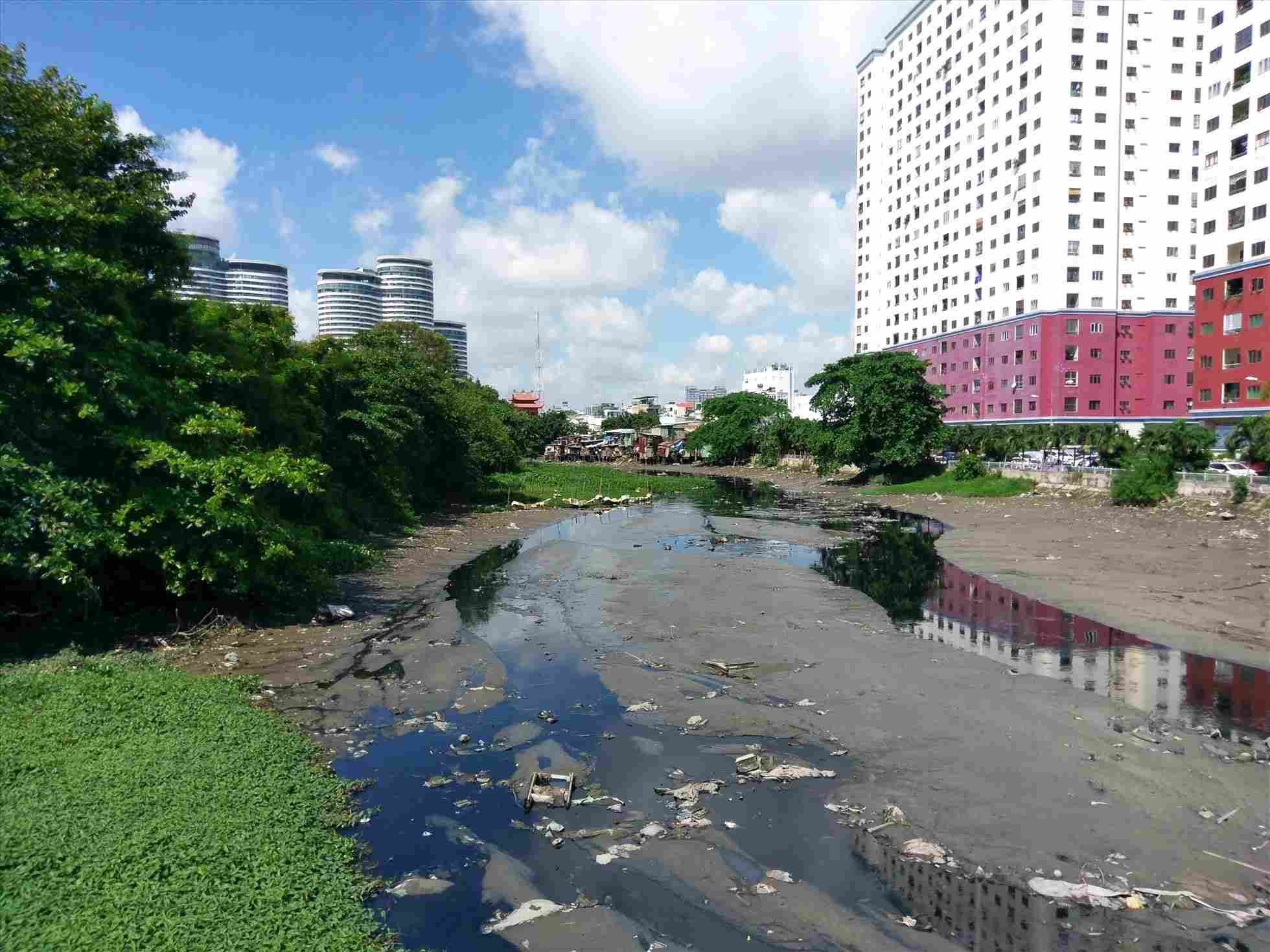 Rạch Văn Thánh bị bồi lắng, ô nhiễm. Ảnh: Minh Quân