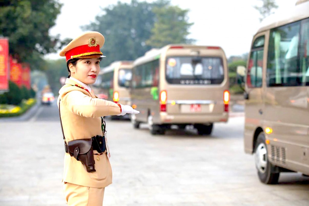 CSGT hướng dẫn phương tiện chở đại biểu tại Trung tâm Hội nghị quốc gia