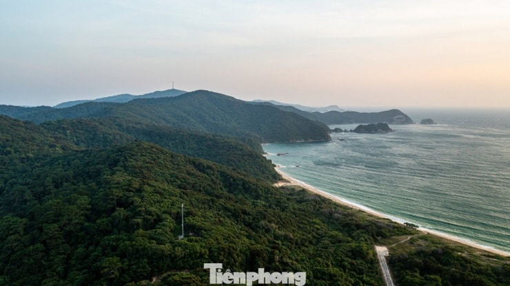 Đảo Thanh Lân rộng 27km² là đảo lớn nhất trong quần đảo Cô Tô, thuộc Đặc khu Cô Tô, tỉnh Quảng Ninh.