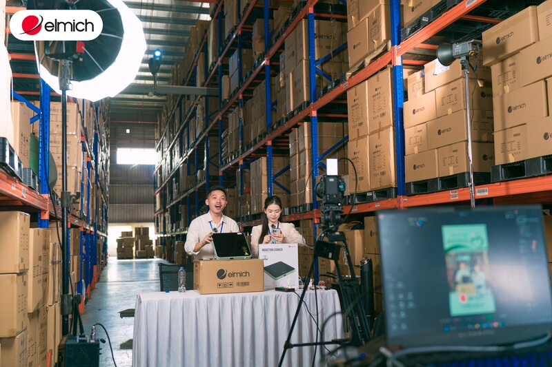 Song song với hoạt động tham quan, phiên livestream bán hàng được tổ chức ngay tại nhà máy.