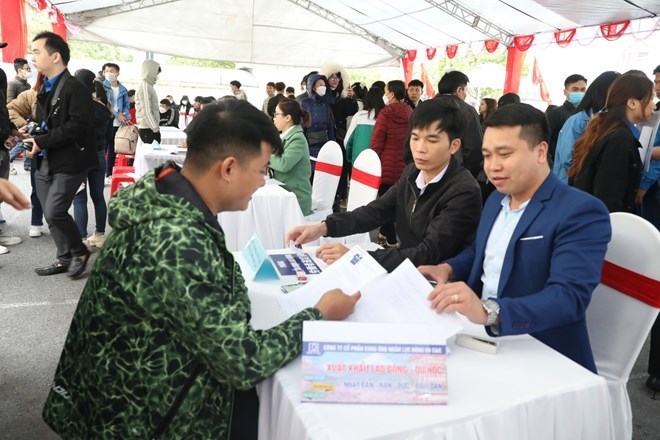 Người lao động tìm kiếm cơ hội đi làm việc ở nước ngoài tại các phiên giao dịch việc làm. Ảnh: Diệu Anh