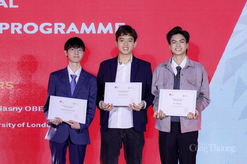 Ba sinh viên học chương trình dự bị Đại học Quốc tế của BUV đạt thứ hạng nhóm cao nhất toàn cầu.