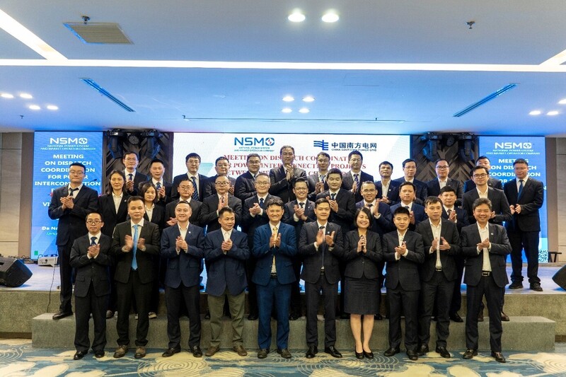 Lãnh đạo, chuyên gia, kỹ sư vận hành hai nước dự Hội nghị phối hợp vận hành lưới điện liên kết Việt Nam - Trung Quốc chụp hình lưu niệm.