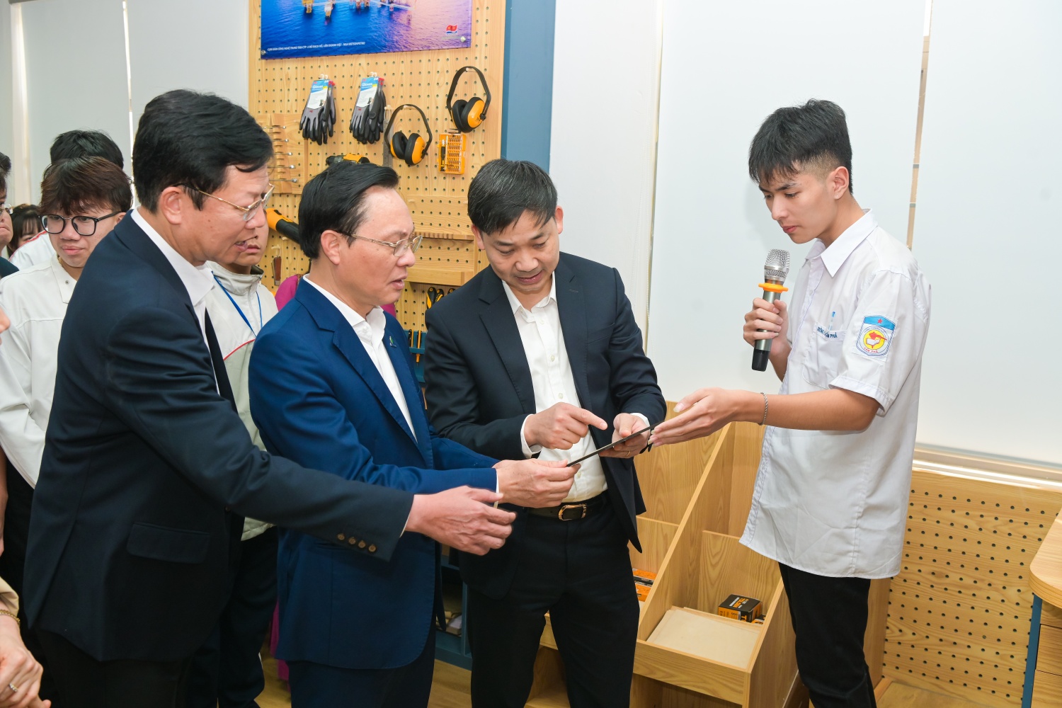 Petrovietnam đồng hành cùng giáo dục tỉnh Quảng Ninh, từ phòng STEM đến phát triển nguồn nhân lực