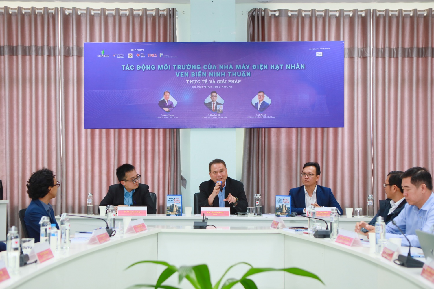 Các diễn giả tại toạ đàm bao gồm: T.S Phạm Tuấn Hiệp – chuyên gia Tập đoàn Điện lực Pháp (EDF), Tổng Thư ký VietNuc, dịch giả cuốn sách Năng lượng hạt nhân - Vì sao?; TS. Lê Anh Vân – Phó Hiệu trưởng Trường Đại học Thái Bình Dương; ông Trần Sĩ Chương – chuyên gia Kinh tế, cố vấn phát triển doanh nghiệp, cựu kỹ sư điện. Các diễn giả tại toạ đàm bao gồm: T.S Phạm Tuấn Hiệp – chuyên gia Tập đoàn Điện lực Pháp (EDF), Tổng Thư ký VietNuc, dịch giả cuốn sách Năng lượng hạt nhân - Vì sao?; TS. Lê Anh Vân – Phó Hiệu trưởng Trường Đại học Thái Bình Dương; ông Trần Sĩ Chương – chuyên gia Kinh tế, cố vấn phát triển doanh nghiệp, cựu kỹ sư điện.