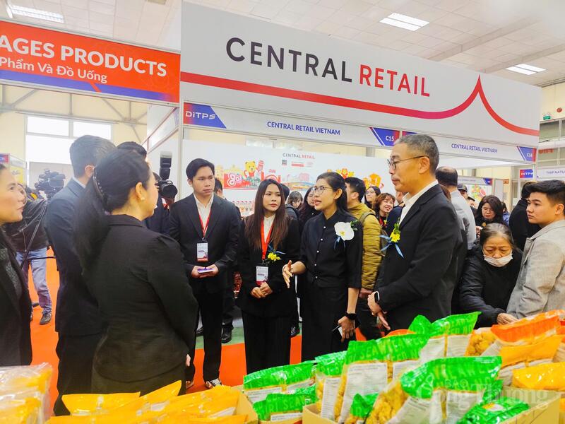 Các đại biểu tham quan gian hàng tại Tuần lễ sản phẩm Thái Lan 2026. Ảnh: Diệu Anh