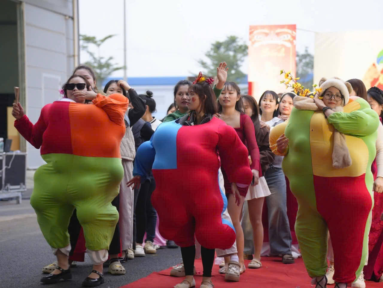 Đoàn viên, CNLĐ tham gia các trò chơi dân gian. Ảnh: Diệu Anh