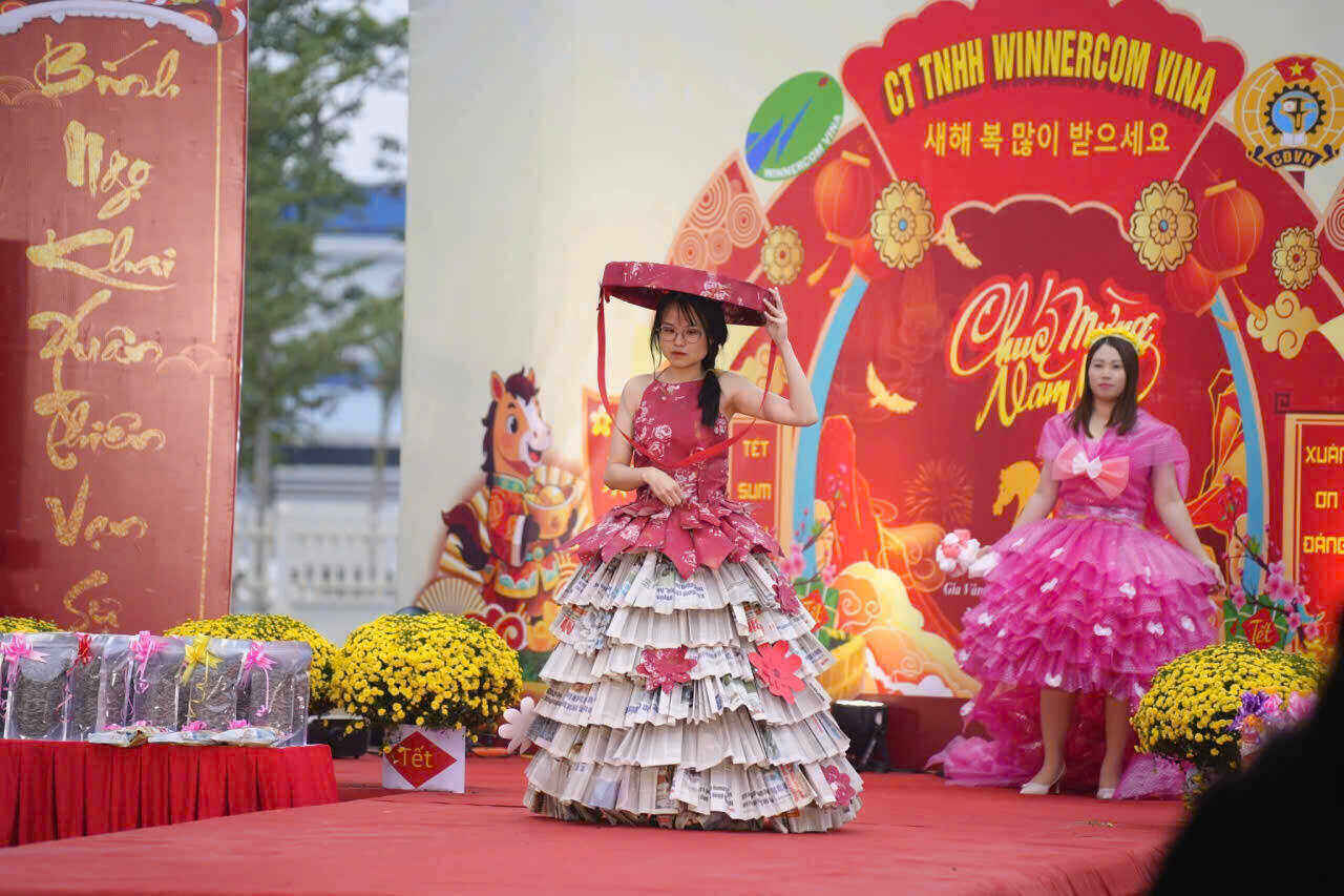 Đoàn viên, CNLĐ tại trình diễn thời trang. Ảnh: Diệu Anh