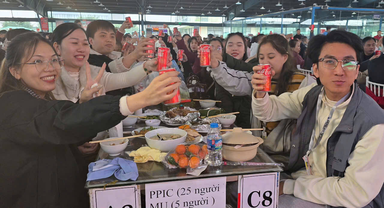 Niềm vui của đoàn viên, CNLĐ tại Công ty TNHH Việt Thuận trong bữa tiệc tất niên. Ảnh: Diệu Anh