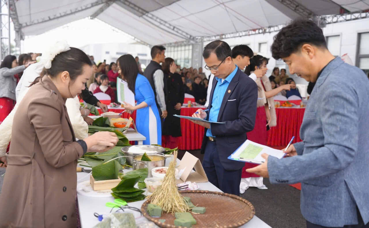 Thi gói bánh chưng. Ảnh: Diệu Anh