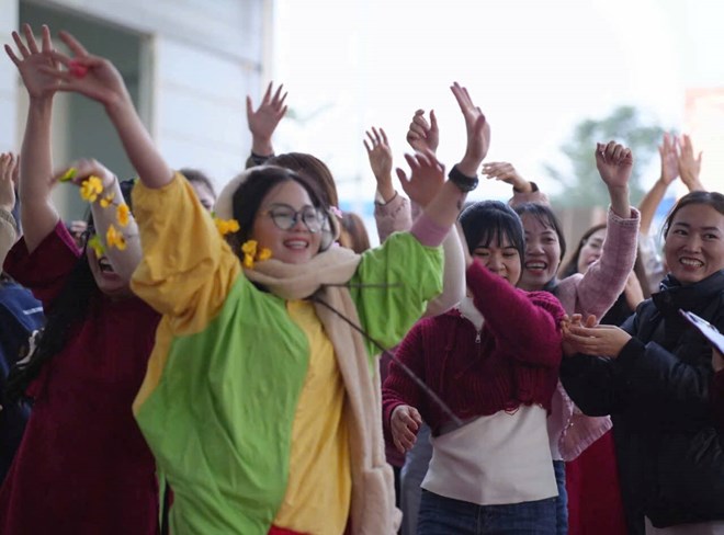 Vui Tết sum vầy, công nhân Ninh Bình rinh ngay xe máy, tivi xịn