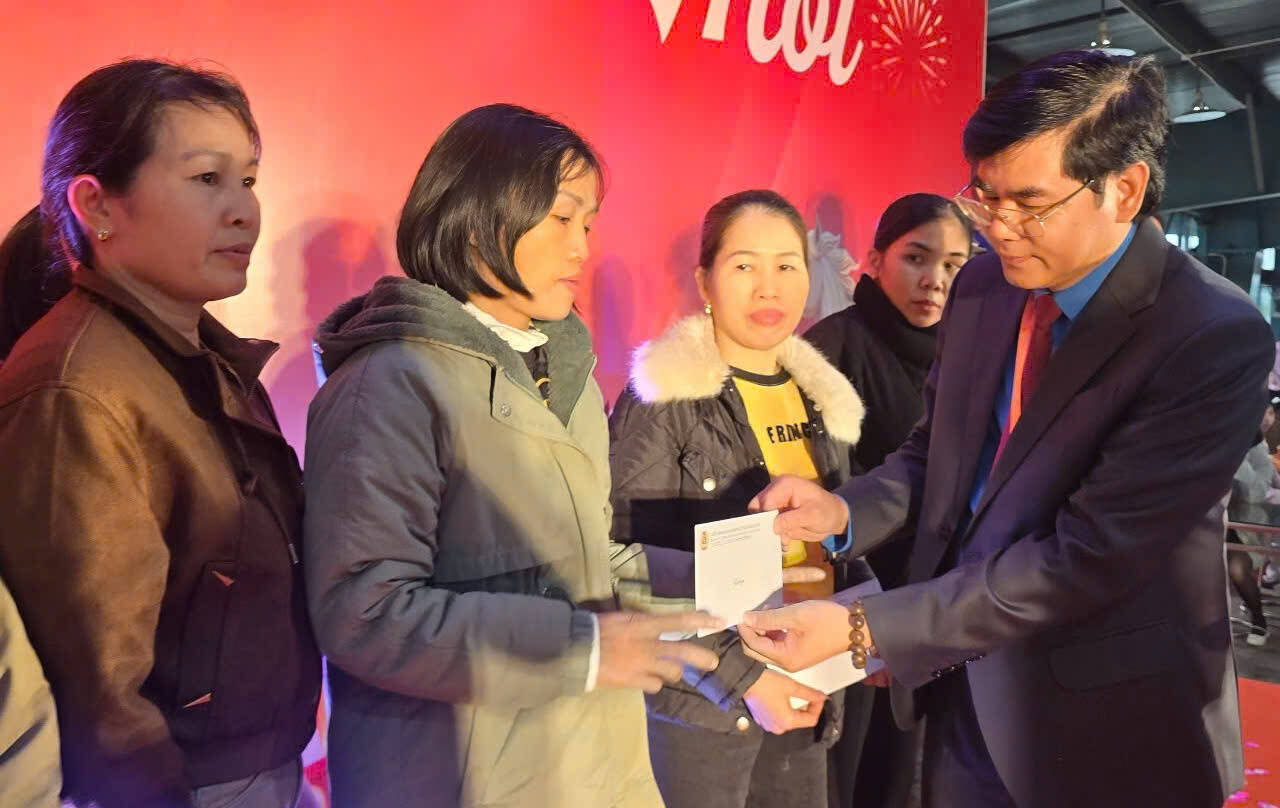 Lãnh đạo LĐLĐ tỉnh Ninh Bình tặng quà cho đoàn viên, CNLĐ có hoàn cảnh khó khăn tại Ảnh: Diệu Anh