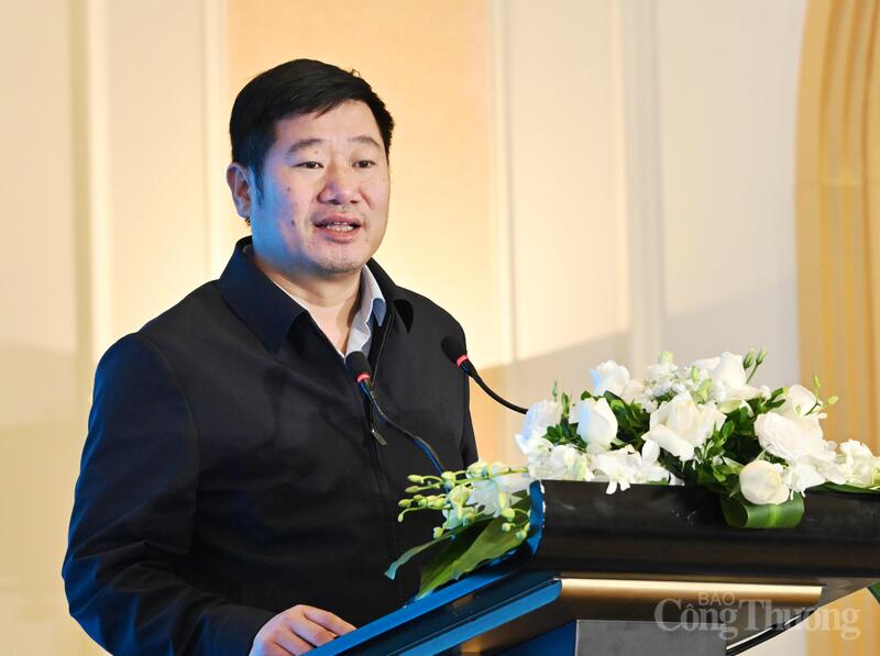 PGS.TS Lê Quang Duyến - Trưởng khoa Dầu khí và Năng lượng, Trường Đại học Mỏ - Địa chất phát biểu tại diễn đàn. Ảnh: Cấn Dũng