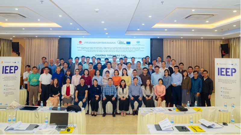 Các chuyên gia, học viên tham gia khóa đào tạo. Ảnh: Bình An