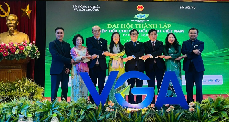 Ban lãnh đạo Hiệp hội Chuyển đổi xanh Việt Nam gồm Chủ tịch và 7 Phó Chủ tịch Hiệp hội. Ảnh: TA