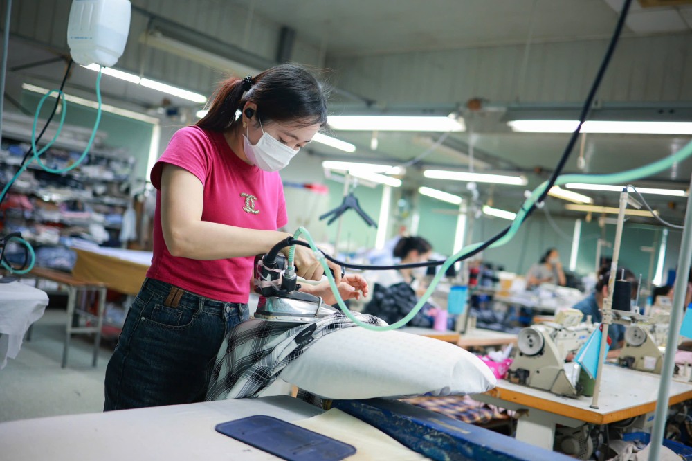 Chuyên gia cảnh báo nếu xu hướng giảm lương để giữ việc kéo dài, chất lượng việc làm sẽ bị ảnh hưởng nghiêm trọng. Ảnh: Hải Nguyễn