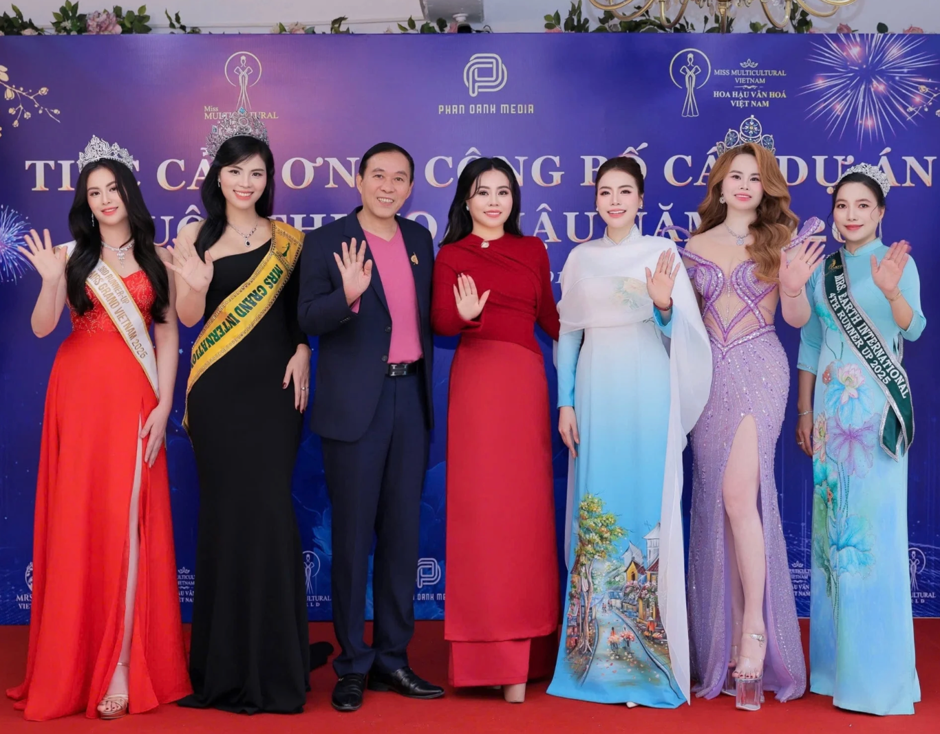 Á Hậu Trương Thị Hải - Hoa hậu Nguyễn Thị Thưa - NSƯT Đỗ Kỷ - Hoa hậu Phan Kim Oanh - NTK Thoa Trần - Hoa hậu Nguyễn Thị Huyên - Á hậu Minh Huệ. Ảnh: BTC