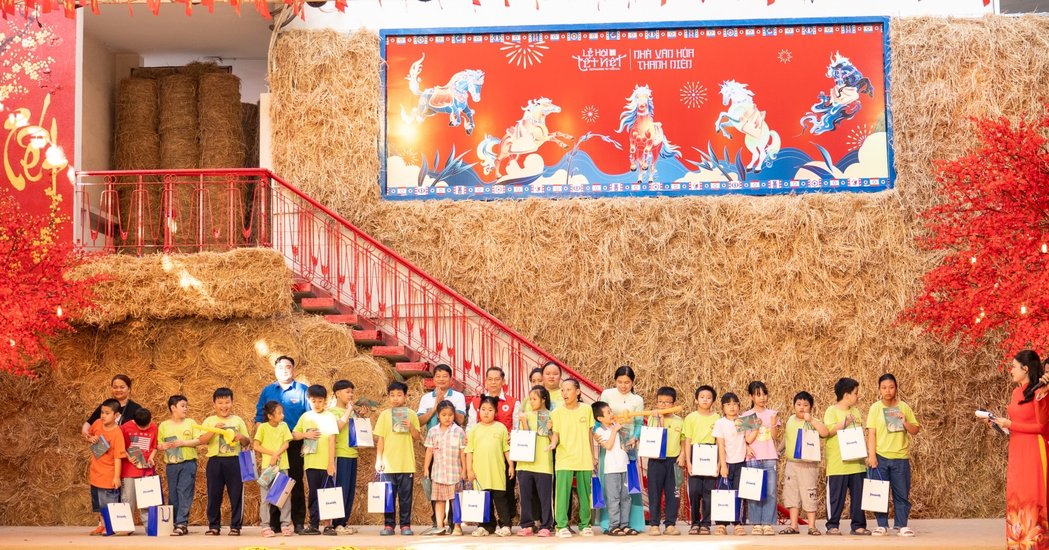 PVFCCo – Phú Mỹ chăm lo Tết cho 200 thiếu nhi khó khăn tại Lễ hội Tết Việt PVFCCo – Phú Mỹ chăm lo Tết cho 200 thiếu nhi khó khăn tại Lễ hội Tết Việt