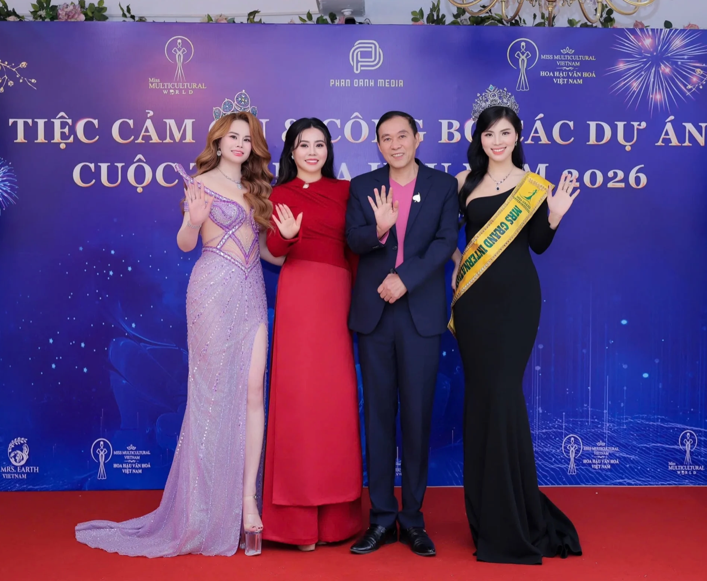 Hoa hậu Nguyễn Thị Huyên, hoa hậu Phan Kim Oanh, NSƯT Đỗ Kỷ, Hoa hậu Nguyễn Thị Thưa. Ảnh: BTC