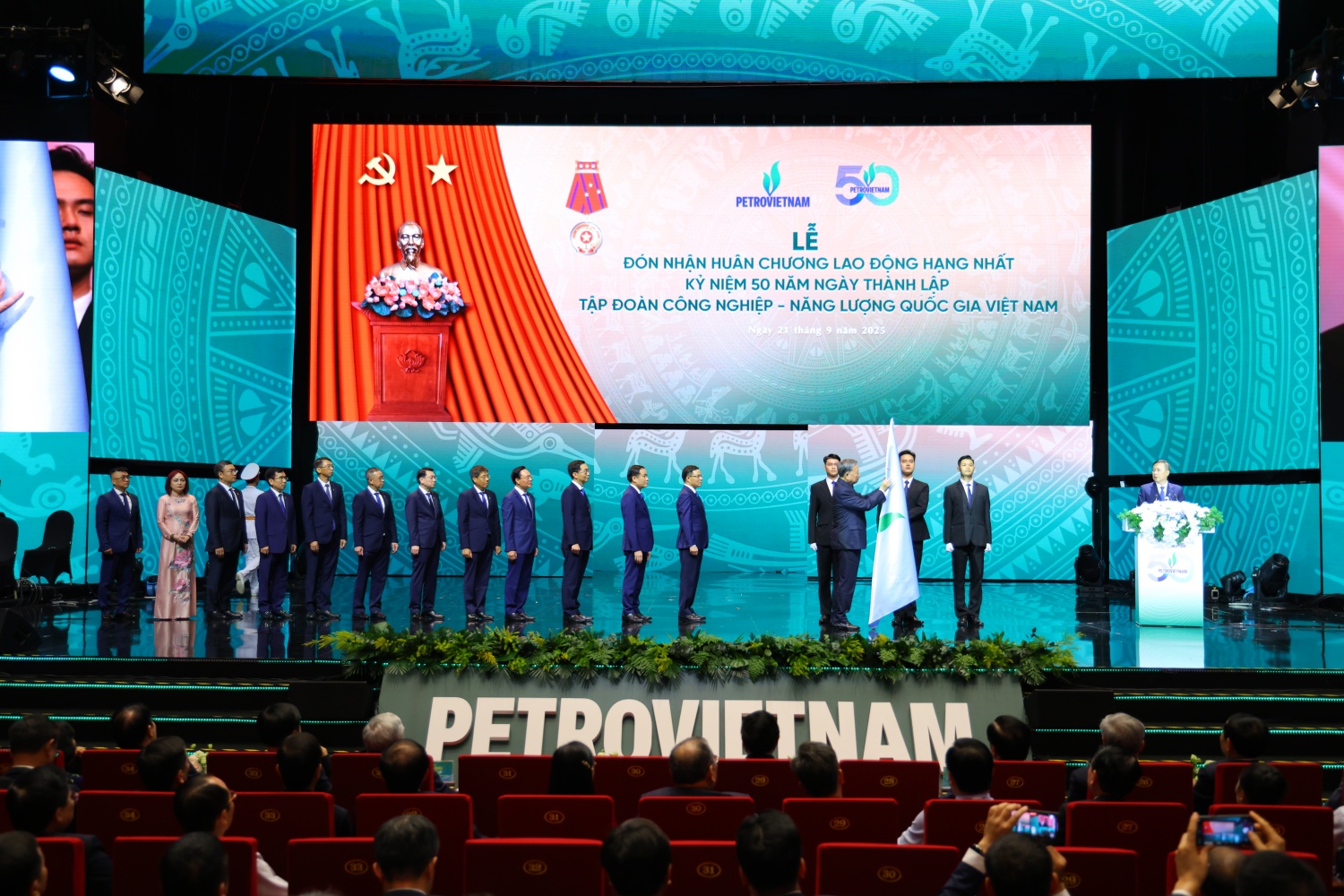Ghi nhận những đóng góp quan trọng của Petrovietnam đối với đất nước, tại buổi lễ, Tổng Bí thư Tô Lâm đã thay mặt Đảng và Nhà nước gắn Huân chương Lao động hạng Nhất lên Cờ truyền thống của Petrovietnam