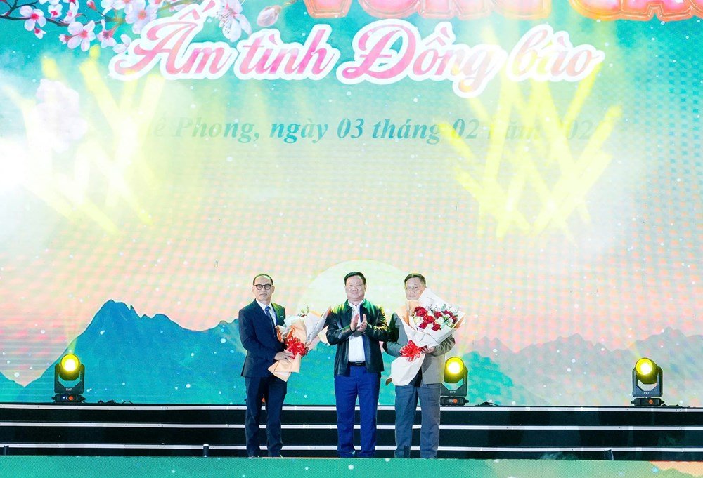 Bí thư Tỉnh ủy Nghệ An Nguyễn Khắc Thận trao hoa tri ân các đơn vị, doanh nghiệp, nhà hảo tâm đồng hành tổ chức chương trình. Ảnh: Hải Dương