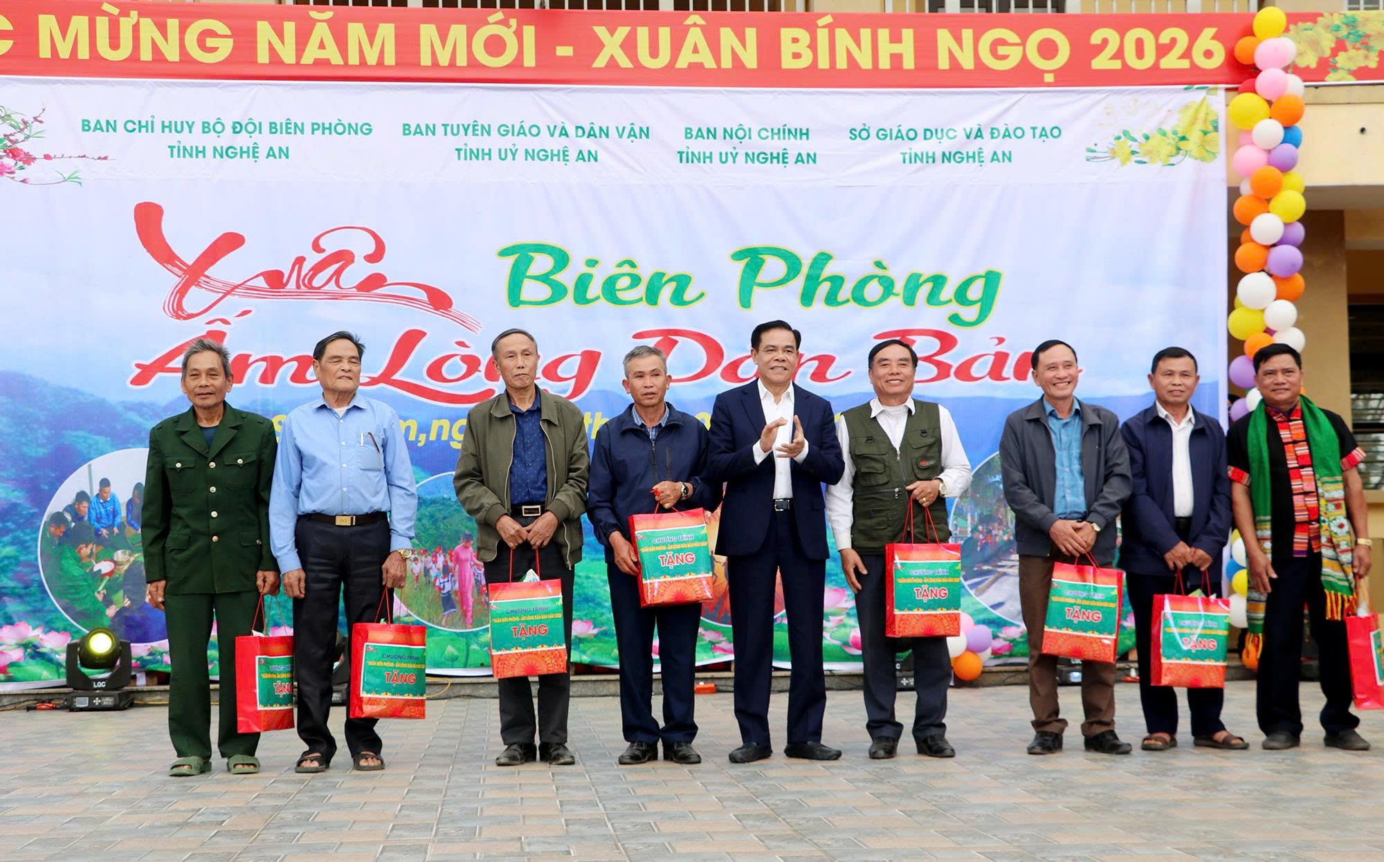 Chủ tịch UBND tỉnh Võ Trọng Hải tặng quà cho Người uy tín trong cộng đồng