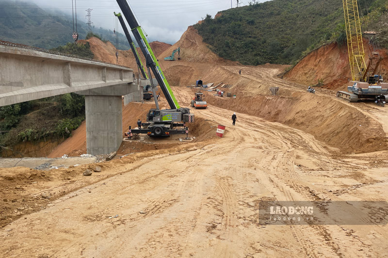 Các đơn vị mong sớm có thêm nhiều mặt bằng để việc thi công liền mạch hơn. Ảnh: Đinh Đại