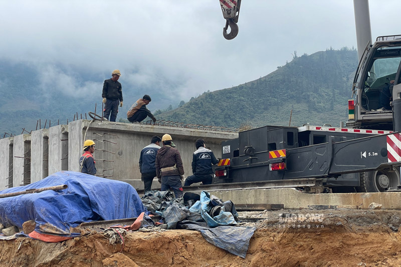 Ghi nhận của phóng viên cho thấy không khí thi công nhộn nhịp của nhiều lao động và máy móc. Ảnh: Đinh Đại