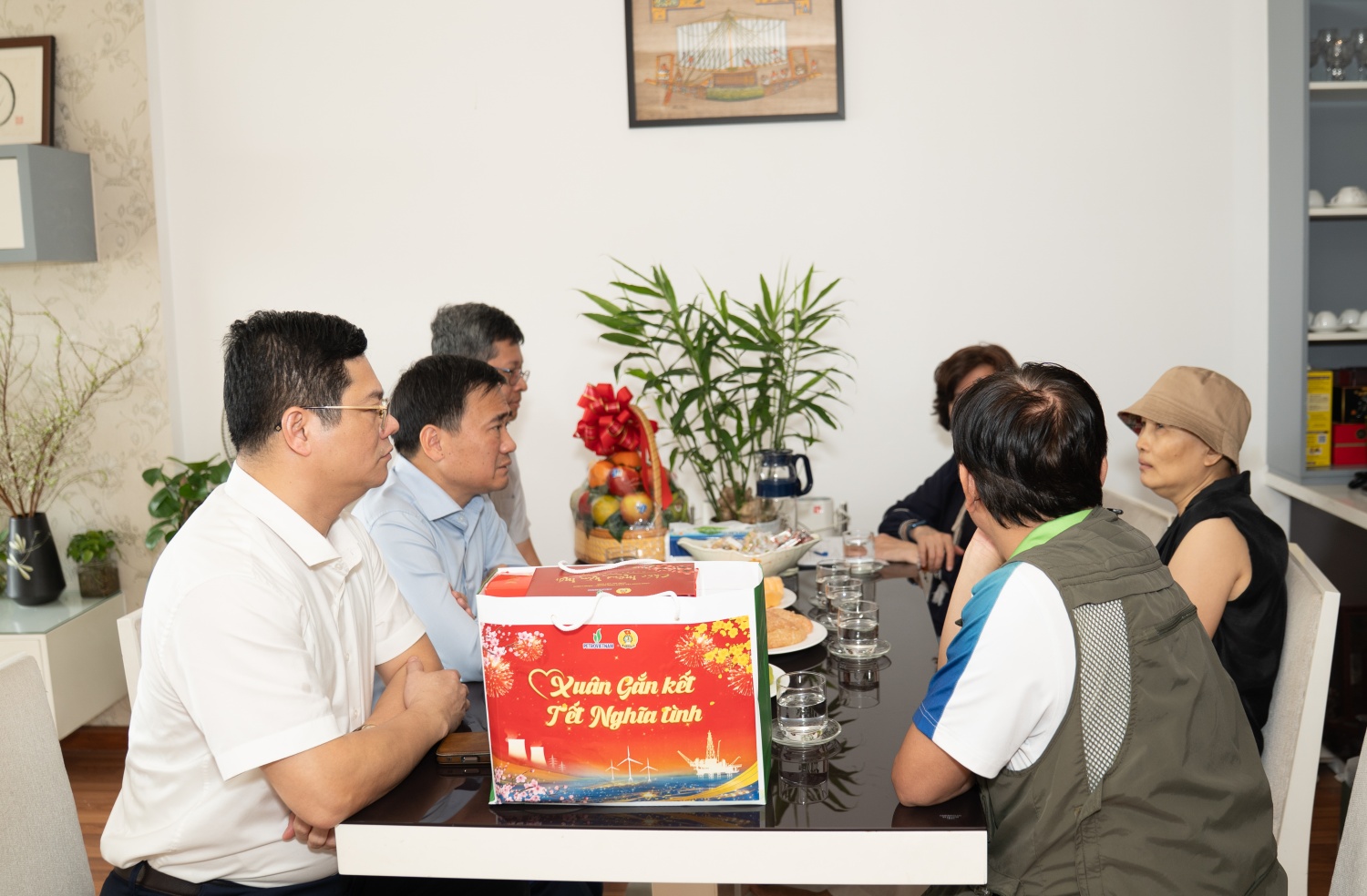 Công đoàn Petrovietnam trao gửi nghĩa tình tới người lao động khó khăn dịp Tết