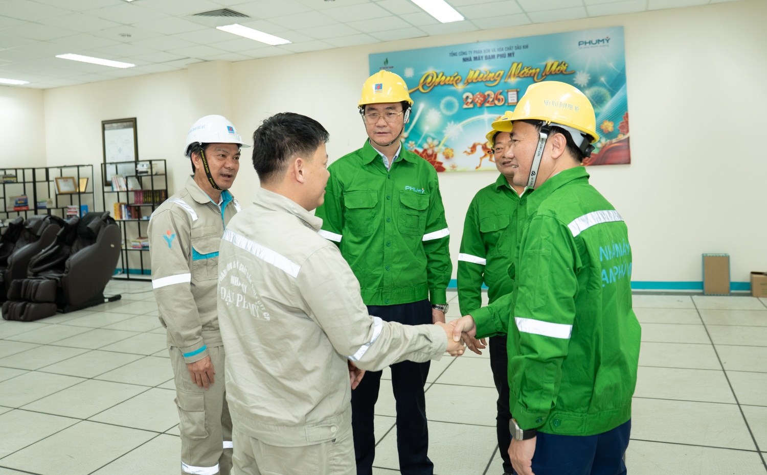 Ấm áp nghĩa tình nơi nhịp máy vận hành Công đoàn Petrovietnam thăm, chúc Tết NLĐ trực ca đêm giao thừa tại Nhà máy Đạm Phú Mỹ